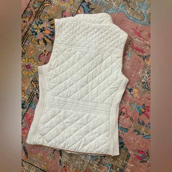 Cute White Puffer Vest Size Small - Picture 2 of 4